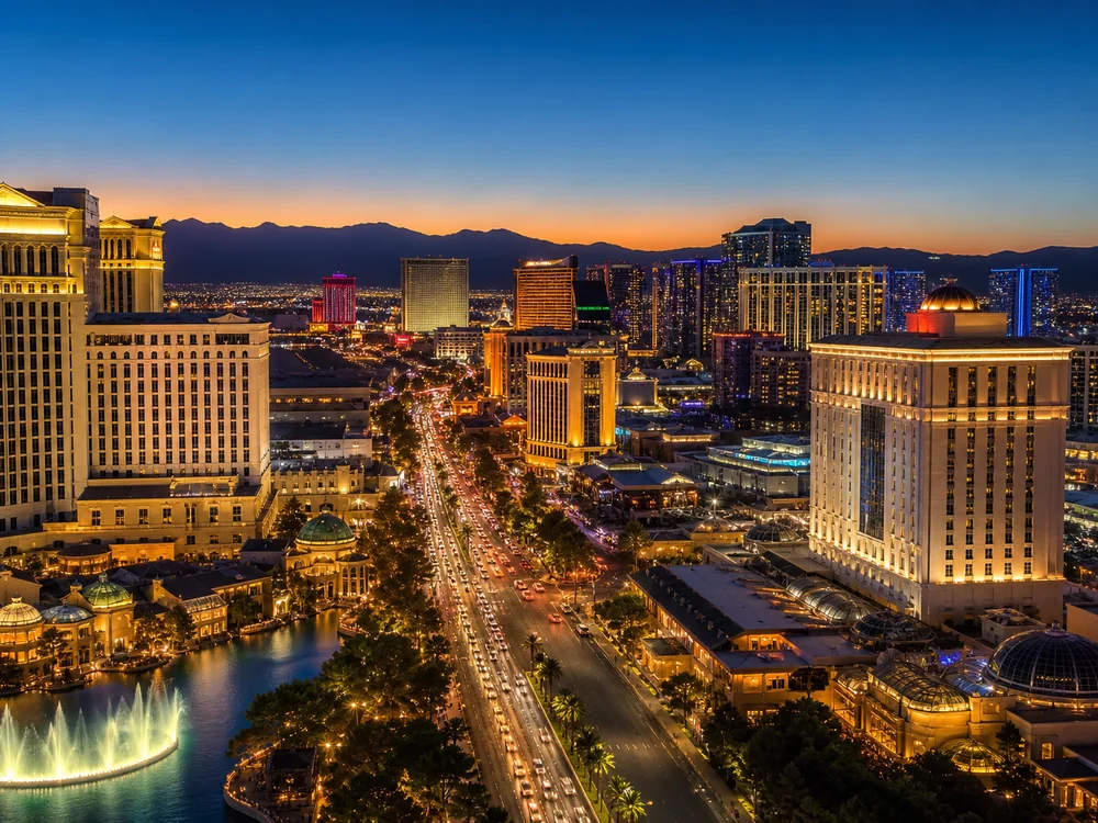 Vista de Las Vegas iluminada al atardecer