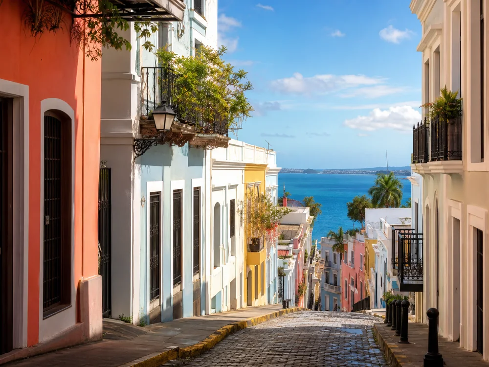 Calle colorida del Viejo San Juan frente al mar